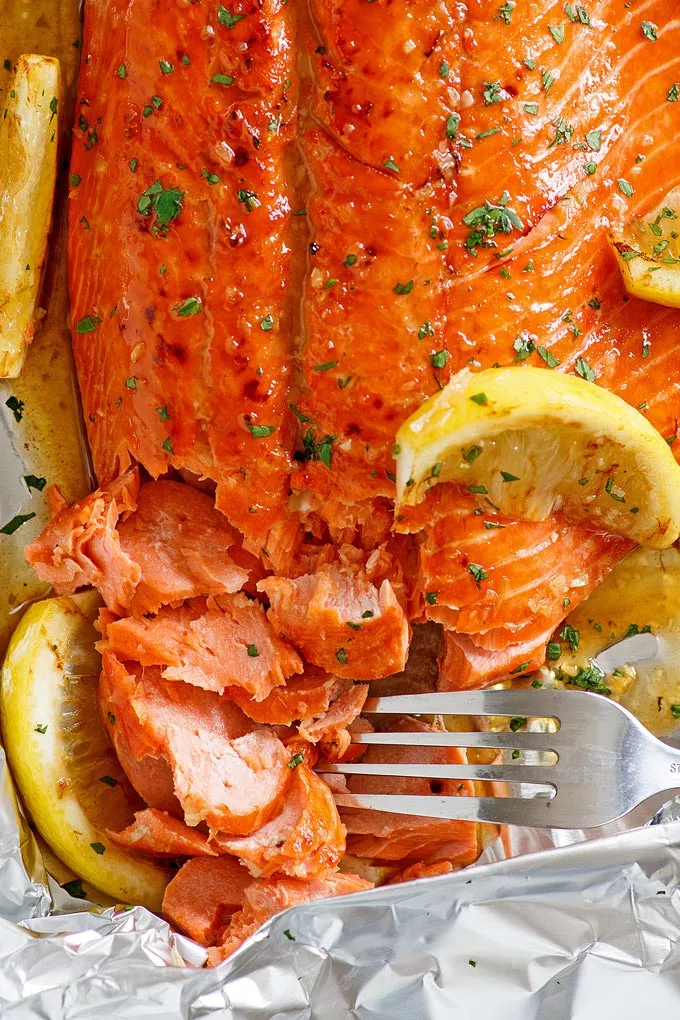 Honey Garlic Salmon made with salmon fillet and honey garlic marinade. This recipe takes only 10 mins active time and five key ingredients.