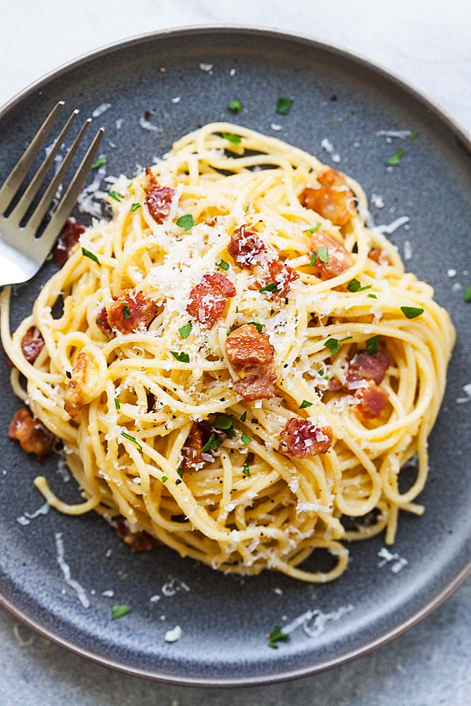 Spaghetti carbonara with a fork, ready to be served.