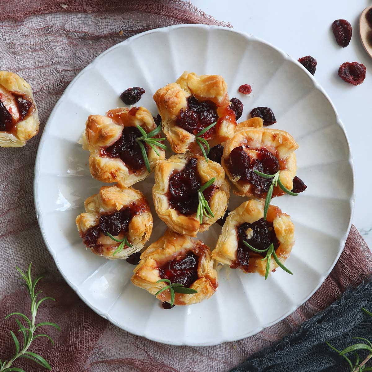 Easy Cranberry Brie Bites — Easy Weeknight: Dinner Ideas and Recipes